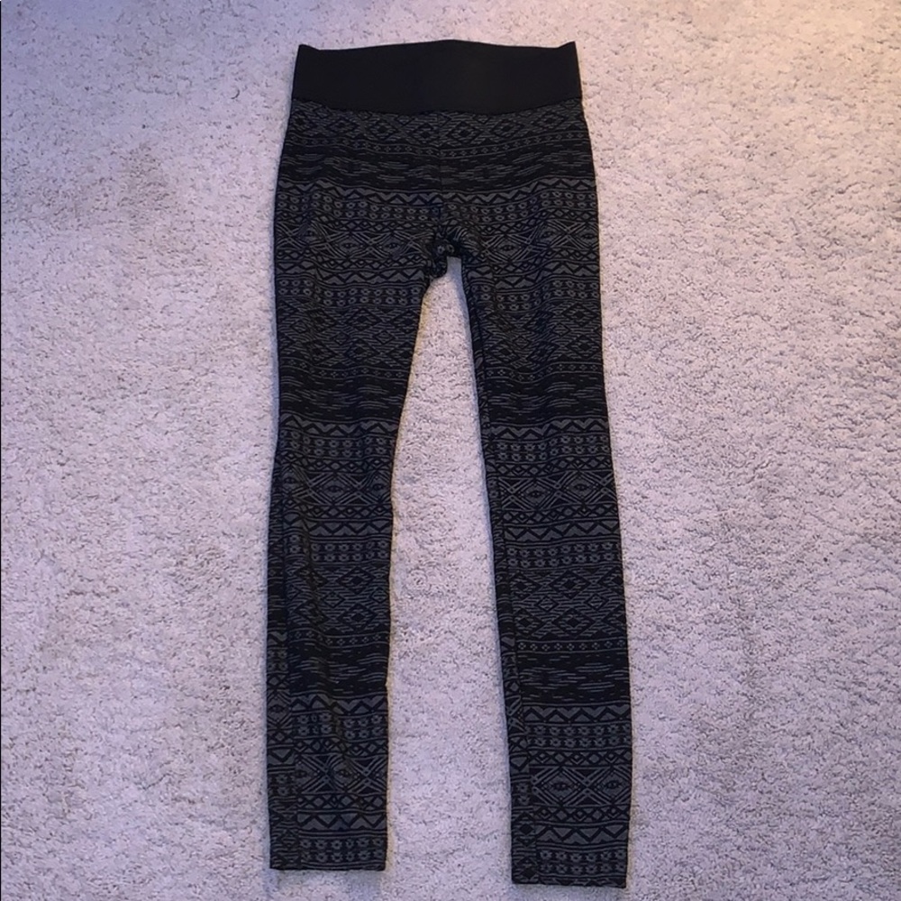 Black and grey patterned leggings